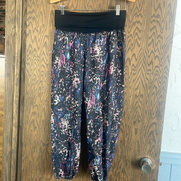 Colorful Abstract Print Lululemon Cropped Jogger Pants - Picture 3 of 5